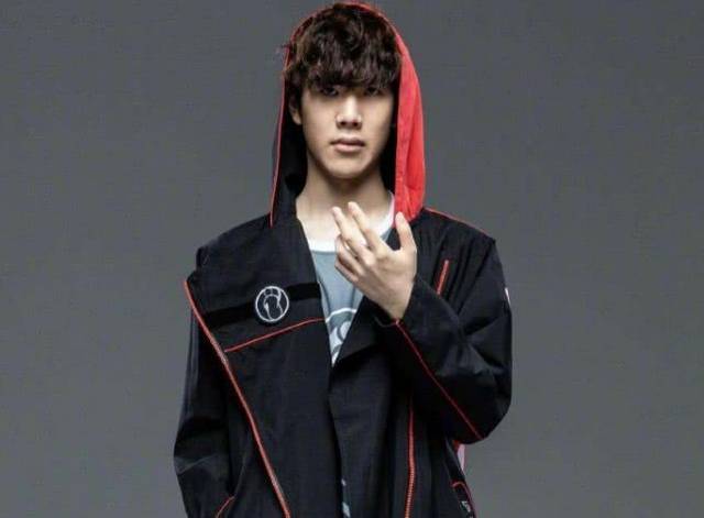 LPL女主持人希然晒照：一会赛前发布会见勒